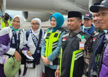 Tasming Hamid menyambut jamaah haji Parepare Kloter 21 UPG di Asrama Haji Sudiang