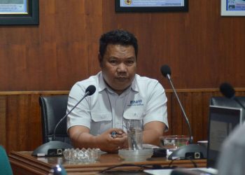 Petugas PAM Tirta Karajae saat meresmikan depot air isi ulang di Parepare