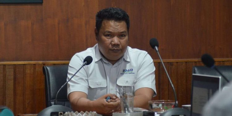 Petugas PAM Tirta Karajae saat meresmikan depot air isi ulang di Parepare