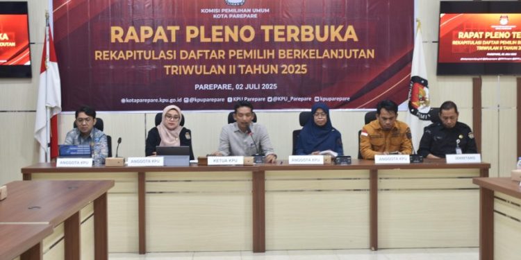Suasana rapat pleno KPU Parepare tentang pemutakhiran data pemilih Triwulan II 2025