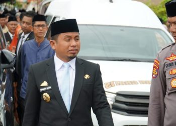 Wali Kota Parepare Tasming Hamid menyolatkan jenazah Dr. H. Abd Wahid Thahir di Masjid Al Abrar