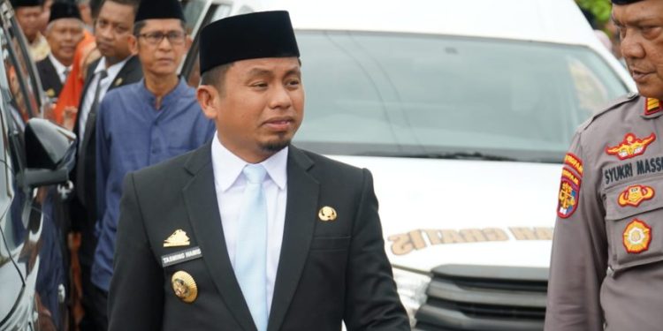 Wali Kota Parepare Tasming Hamid menyolatkan jenazah Dr. H. Abd Wahid Thahir di Masjid Al Abrar