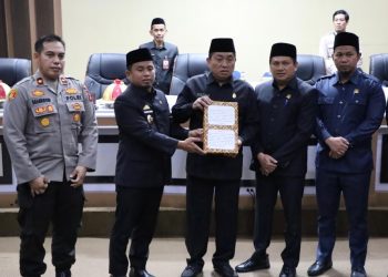 Wali Kota Tasming Hamid serahkan Ranperda Pertanggungjawaban APBD 2024 di DPRD Parepare