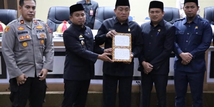 Wali Kota Tasming Hamid serahkan Ranperda Pertanggungjawaban APBD 2024 di DPRD Parepare