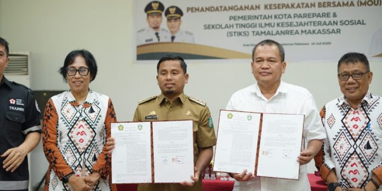 Wali Kota Parepare menandatangani MoU dengan STIKS Makassar untuk penguatan pendidikan dan sosial