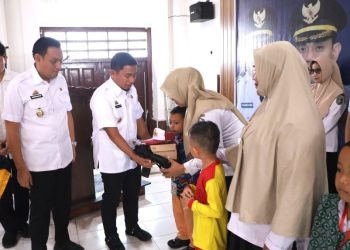 Wali Kota Parepare Tasming Hamid menyerahkan seragam gratis kepada siswa SD dan SMP