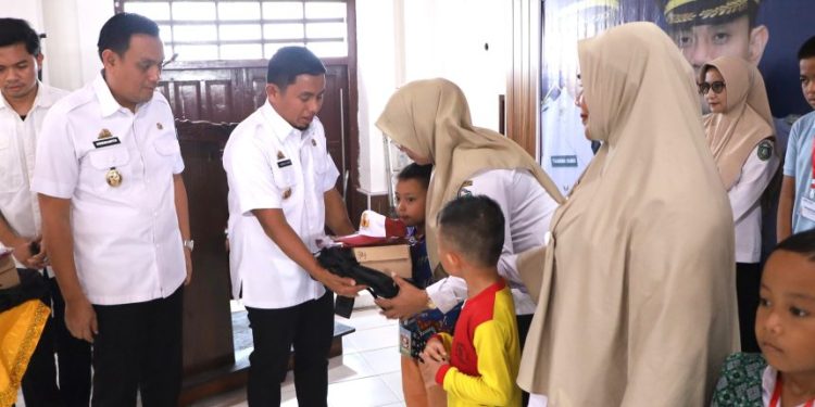 Wali Kota Parepare Tasming Hamid menyerahkan seragam gratis kepada siswa SD dan SMP