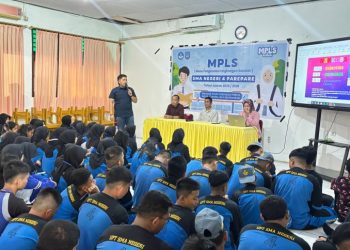 Kasat Resnarkoba Polres Parepare memberikan edukasi bahaya narkoba kepada siswa SMA Negeri 4