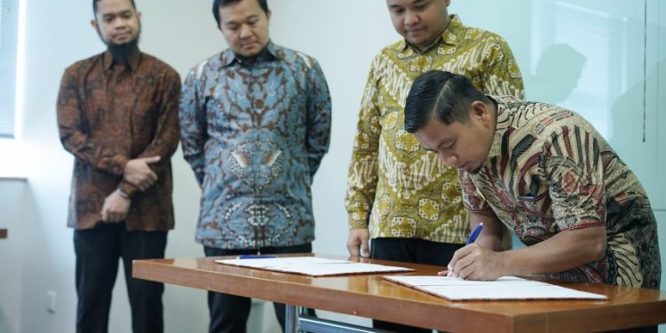 Wali Kota Parepare menandatangani MoU pengelolaan sampah dengan PT Kilau Alam Hijau Bosowa Group