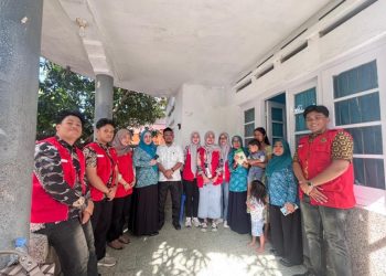 Mahasiswa KKN Unhas memberikan materi edukasi stunting dan pernikahan dini kepada warga Ujung Sabbang