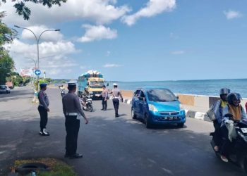 Petugas Satlantas Parepare melakukan Operasi Patuh Pallawa 2025 di Jalan Mattirotasi