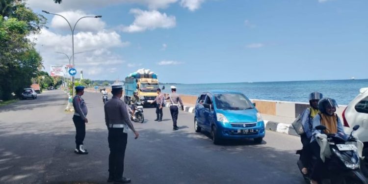 Petugas Satlantas Parepare melakukan Operasi Patuh Pallawa 2025 di Jalan Mattirotasi