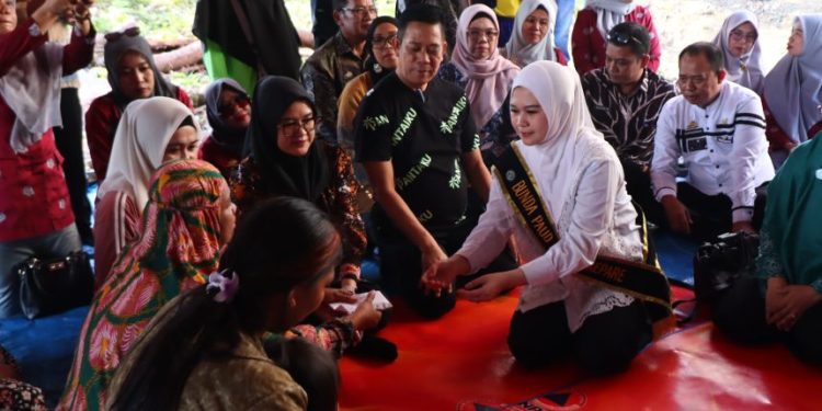 Bunda PAUD Parepare serahkan bantuan langsung kepada korban kebakaran di Jalan Laupe, Soreang