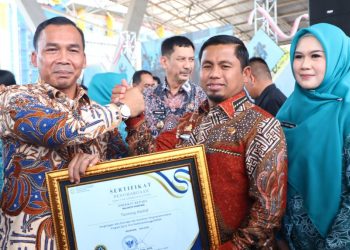 Tasming Hamid menerima penghargaan dari Menteri BKKBN pada Harganas 2025