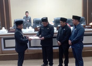 Wali Kota Parepare menandatangani Ranperda APBD 2024 dalam rapat paripurna DPRD