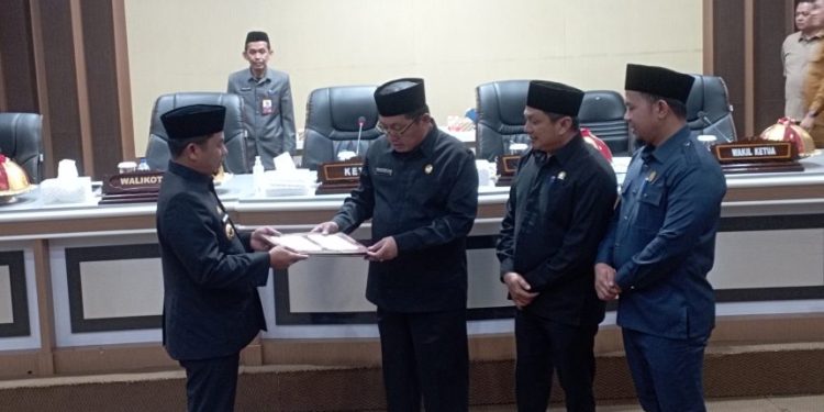 Wali Kota Parepare menandatangani Ranperda APBD 2024 dalam rapat paripurna DPRD
