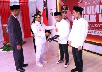 Wali Kota Parepare Tasming Hamid menyerahkan remisi HUT ke-80 RI di Lapas Kelas IIA