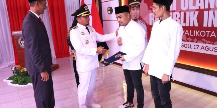 Wali Kota Parepare Tasming Hamid menyerahkan remisi HUT ke-80 RI di Lapas Kelas IIA