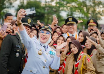 Bupati Barru Andi Ina Kartika Sari selfie bersama pelajar usai upacara HUT RI ke-80