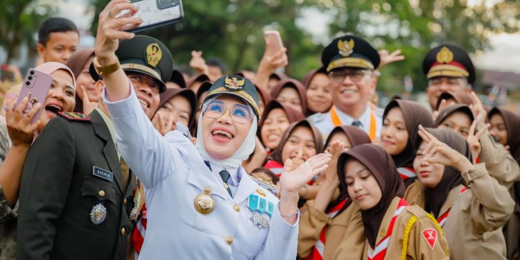 Bupati Barru Andi Ina Kartika Sari selfie bersama pelajar usai upacara HUT RI ke-80