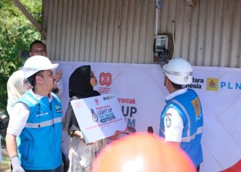 PLN Parepare serahkan listrik gratis untuk warga prasejahtera melalui program Light Up The Dream