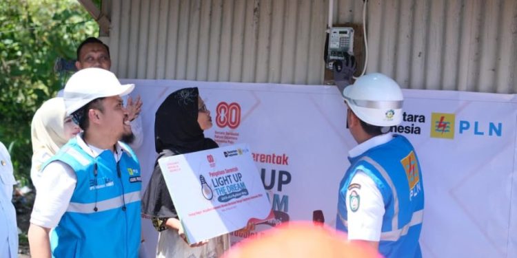 PLN Parepare serahkan listrik gratis untuk warga prasejahtera melalui program Light Up The Dream