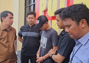 Interaksi petugas polisi berdiskusi di depan kantor interaksi