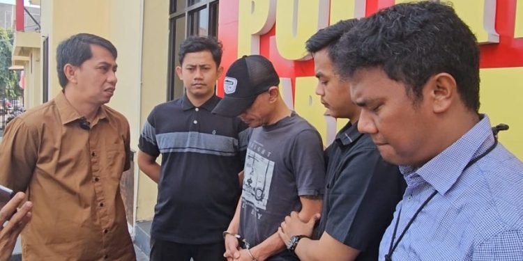 Interaksi petugas polisi berdiskusi di depan kantor interaksi