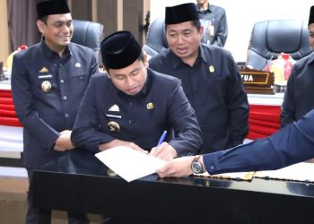 Interaksi pejabat sedang menandatangani dokumen resmi interaksi