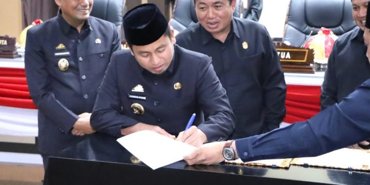 Interaksi pejabat sedang menandatangani dokumen resmi interaksi