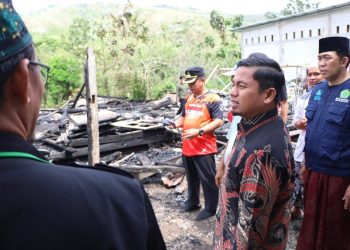 Interaksi masyarakat melihat sisa bangunan setelah kebakaran interaksi