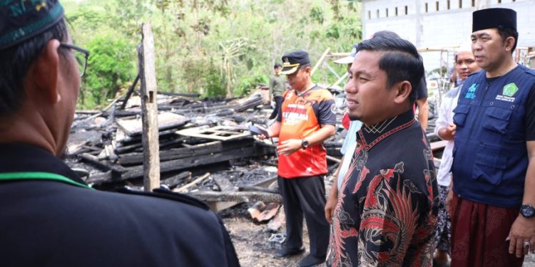 Interaksi masyarakat melihat sisa bangunan setelah kebakaran interaksi