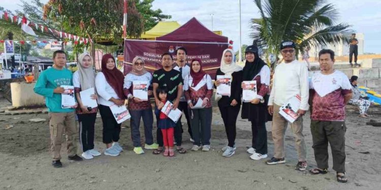 Interaksi kelompok berpose bersama di acara komunitas interaksi