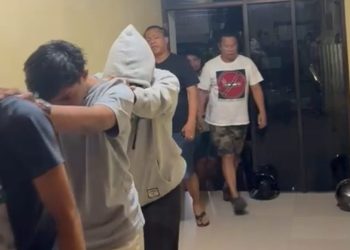 Interaksi sejumlah orang berbaris dalam ruangan interaksi