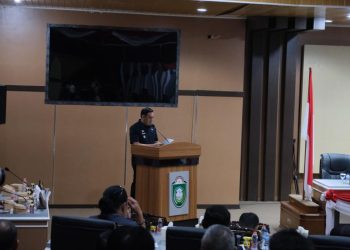 Interaksi pidato dalam acara resmi di ruang pertemuan interaksi