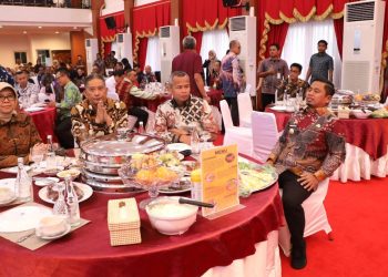 Interaksi - acara makan bersama dengan tamu resmi - interaksi