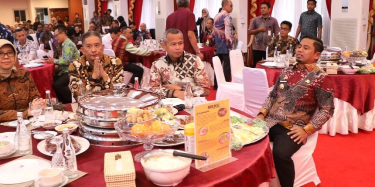 Interaksi - acara makan bersama dengan tamu resmi - interaksi