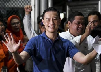 senyum semringah tom lembong setelah resmi bebas