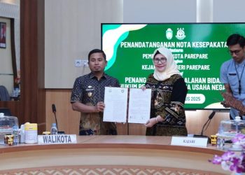 Wali Kota Parepare Tasming Hamid dan Kajari Parepare Darfiah menandatangani MoU tata kelola pemerintahan berbasis hukum
