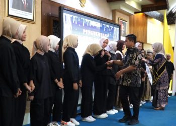 Interaksi - Wali Kota Tasming Hamid bersama Bunda Forum Anak Parepare dr. Andi Arfiah Tasming kukuhkan pengurus Forum Anak Parepare 2025