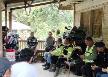 interaksi - Group gathering in a rustic outdoor setting - interaksi