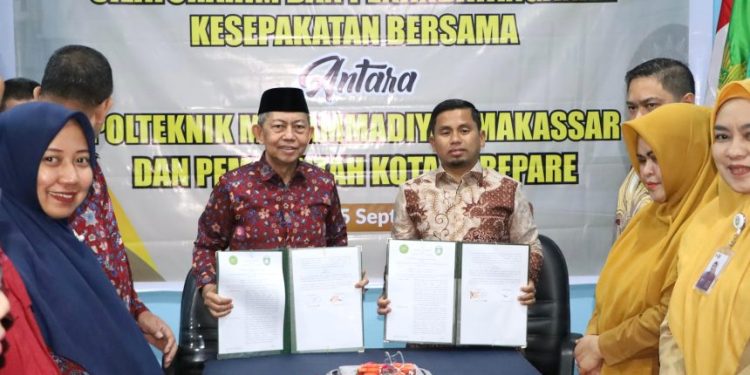 interaksi - Wali Kota Parepare Tasming Hamid menandatangani MoU dengan Politeknik Muhammadiyah Makassar