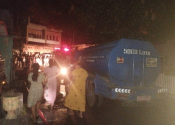 interaksi - Mobil tangki PAM Tirta Karajae bantu suplai air saat kebakaran di Parepare