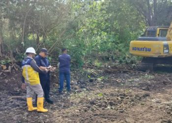 Wali Kota Parepare Tasming Hamid meninjau kegiatan pembersihan sungai sebagai langkah mewujudkan Parepare Bebas Banjir
