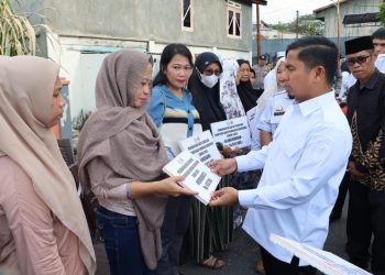 Wali Kota Parepare Tasming Hamid menyerahkan bantuan kemanusiaan kepada korban kebakaran di Soreang