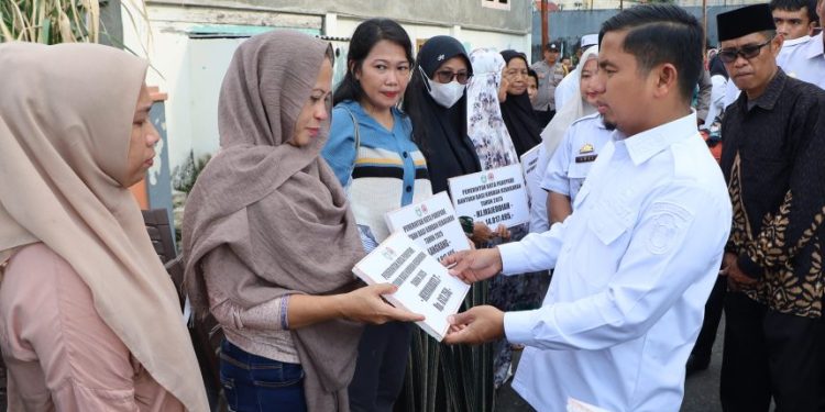 Wali Kota Parepare Tasming Hamid menyerahkan bantuan kemanusiaan kepada korban kebakaran di Soreang