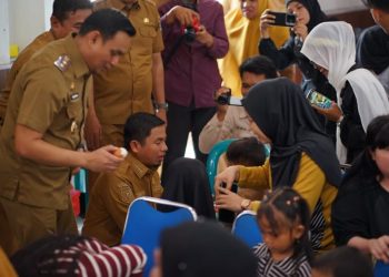 Wali Kota Parepare Tasming Hamid dan dr. Andi Arfiah Tasming ajak anak-anak gemar makan telur cegah stunting