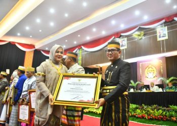 Sekda Parepare Amarun Agung Hamka terima penghargaan kemiskinan ekstrem terendah Sulsel