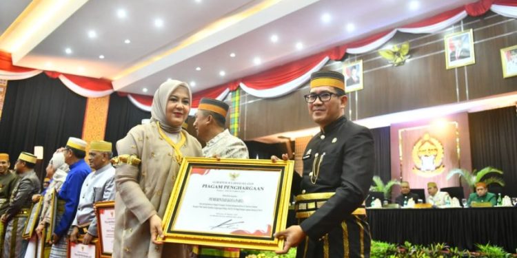 Sekda Parepare Amarun Agung Hamka terima penghargaan kemiskinan ekstrem terendah Sulsel
