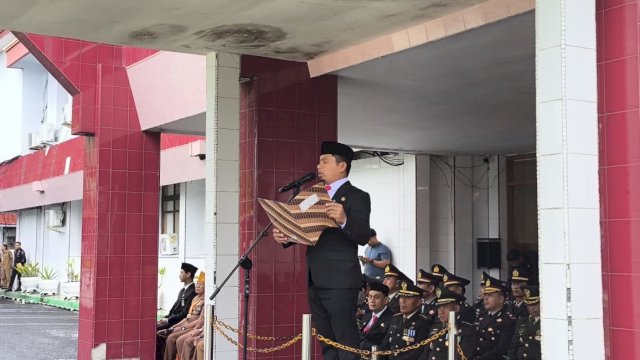 Wali Kota Parepare Tasming Hamid memimpin upacara Hari Pahlawan 2025 di Lapangan Sekretariat Daerah